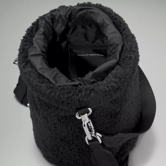 LULULEMON Crossbody Fleece Bucket Bag 2.5L in Black - Picture 5 of 9